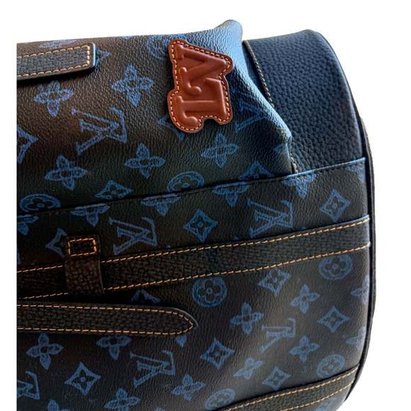 Louis Vuitton Blue Monogram LV Record Christopher MM - Picture 9 of 12